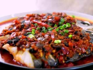 5、这道剁椒鱼头，居然藏了那么多好吃的秘招！,移入蒸锅，沸水煮8分钟