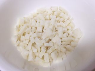 3、家庭版·炒方便面,鱼丸切丁备用