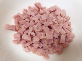 4、家庭版·炒方便面,火腿切丁备用