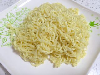 5、家庭版·炒方便面,煮散的面饼备用，不需要煮太软