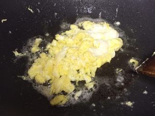 6、家庭版·炒方便面,锅预热，加适量油，先把鸡蛋下锅，然后依次加入火腿丁，鱼丸丁，葱花碎