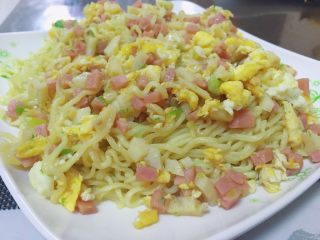 7、家庭版·炒方便面,加入适量海鲜酱油，鸡精，盐，翻炒匀直接倒入盘子，一份简单又美味的炒方便面就完成了！