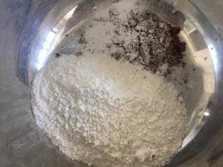 1、黄油蛋糕,将低粉、红糖、泡打粉混合