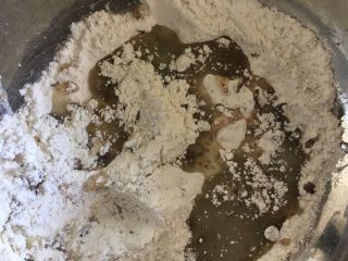 2、黄油蛋糕,加入融化的黄油