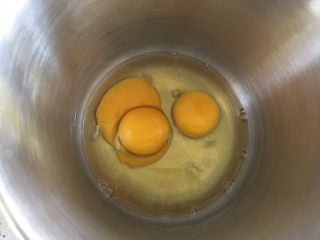 3、黄油蛋糕,将三个鸡蛋加入打蛋器