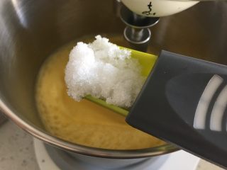 5、黄油蛋糕,打发过程中加入50g绵白糖