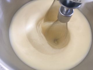 6、黄油蛋糕,高速打发至蛋液发白