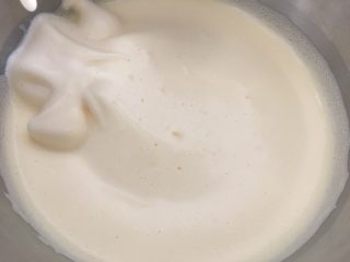 7、黄油蛋糕,打发成如图效果