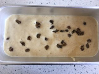 10、黄油蛋糕,模具刷上油，倒入模具，撒上葡萄干