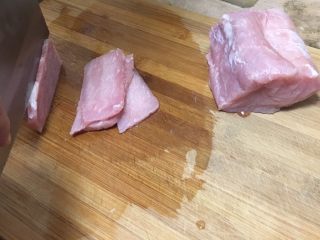 1、家庭版京酱肉丝,里脊肉冻一下，先切片