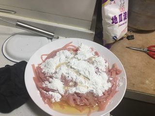 11、家庭版京酱肉丝,地瓜淀粉和少许料酒