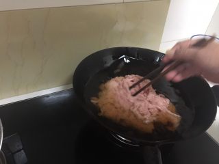12、家庭版京酱肉丝,中火热油，凉油就开始滑炒