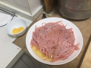 10、家庭版京酱肉丝,肉加入2个蛋清