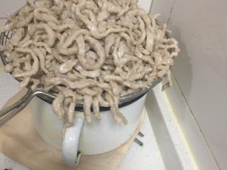 14、家庭版京酱肉丝,捞出控油