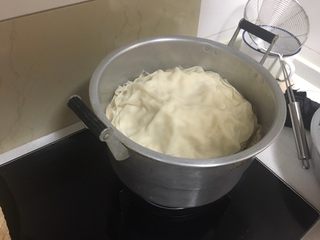 15、家庭版京酱肉丝,小饼一张张放入锅中，间隔20秒放一张，盖盖子，开盖放一张，都放入后5分钟关火。饼可以一张张揭开