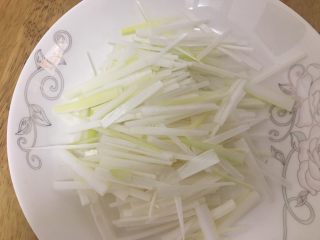 16、家庭版京酱肉丝,葱切丝
