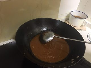 17、家庭版京酱肉丝,油爆香姜末后加甜面酱，炒香后加一小碗水