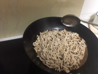 18、家庭版京酱肉丝,汤大开后下肉丝