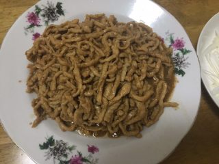 21、家庭版京酱肉丝,盛盘
