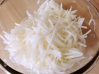 1、白萝卜猪肉馅饺子,白萝卜切丝用盐杀出水