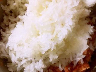 8、白萝卜猪肉馅饺子,放入挤干水份的萝卜顺时针拌匀