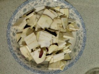 1、素炒茄子,茄子切片备用