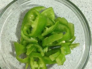 3、素炒茄子,尖椒切碎备用