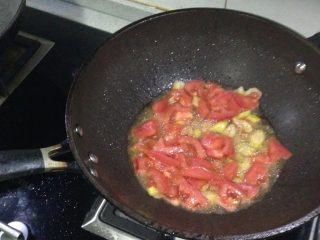 4、素炒茄子,葱花呛锅后放入西红柿