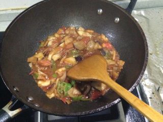 5、素炒茄子,在放入茄子，尖椒，放入盐，酱油，生抽，五香粉，鸡精，如图