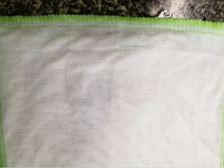 4、铜锣烧, 平底锅边的台面上放两块湿抹布。