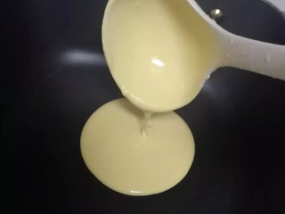 5、铜锣烧,舀一勺面糊到平底锅中,然后开中火,煎大约2-3分钟。煎第一张饼时可以计一下时。我的这口锅精确计时是2分30秒。到2分40就焦了。