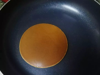 6、铜锣烧,翻面再煎一会。突然我觉得这个操作应该不叫煎,叫烤。