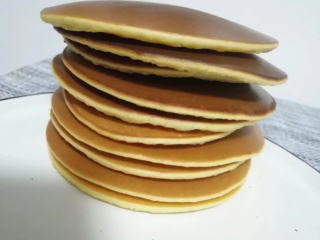 7、铜锣烧,取出饼皮放一边晾凉。冷却之后会有水凝结,所以放饼皮的盘子底部可以垫一张厨房纸或吸水纸。然后把平底锅底放在准备好的湿抹布上冷却。不然直接煎第二张的话受热不均匀,煎出来卖相不佳。