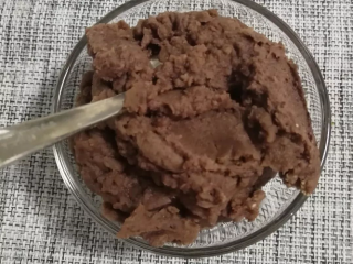 8、铜锣烧,煎皮的两三分钟间隙看看红豆好了没,好了的话拿出来趁热捣成泥(冷了就变硬了)。过滤一下得到的豆沙会更细腻。如果在煮红豆时水放多了,拿出来再煮至收汁就可以了。