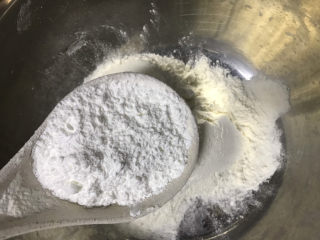 2、家庭凉皮,加入一大勺土豆淀粉