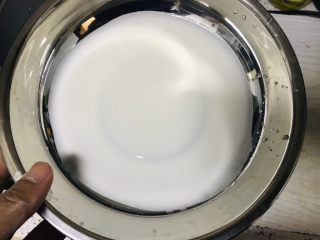 7、家庭凉皮,一勺糊糊倒入模具（底部平点的盆，或者瓷盘都可以）摇均匀