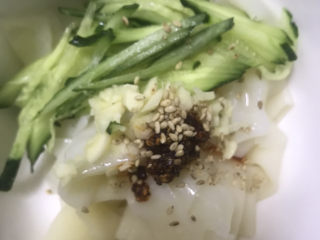 12、家庭凉皮,加入调料