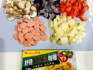 1、咖喱配火腿肠(超详细~),准备好所有的材料，并都切成小块～