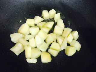 2、咖喱配火腿肠(超详细~),热锅放油先单独炒土豆～