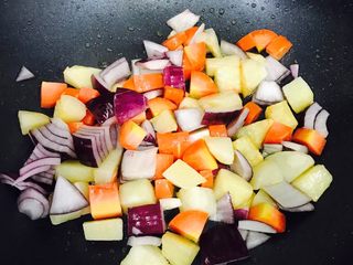 3、咖喱配火腿肠(超详细~),翻炒一会儿再下洋葱和胡萝卜(若油不够可适量加点)