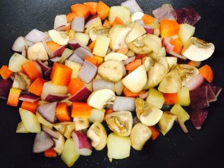 4、咖喱配火腿肠(超详细~),翻炒一会儿再下口蘑～～