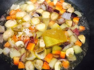 5、咖喱配火腿肠(超详细~),差不多都熟的时候就加400ml左右的开水进锅里～(根据情况，水盖过食材即可)然后放咖喱块化开化开化开～！这里我只放了四块。