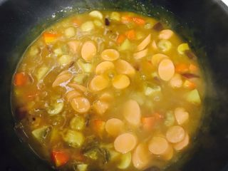 6、咖喱配火腿肠(超详细~),因为怕火腿肠太晚煮烂所以这个时候我才加了火腿肠进去，一起焖煮个三分钟左右。直至入味。