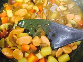 7、咖喱配火腿肠(超详细~),最后翻炒个两分钟左右就可以啦～