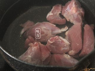 4、苹果梨子汤,猪腱肉放到锅里加清水大火煮开1、2分钟。