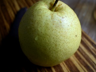 1、冰糖炖雪梨,准备一个雪花梨，洗干净