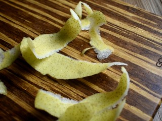 2、冰糖炖雪梨,削去外皮