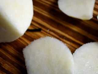 4、冰糖炖雪梨,先切成大块