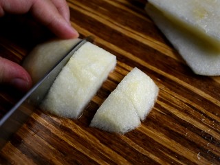 5、冰糖炖雪梨,再切成小块的