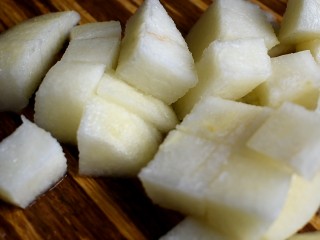 6、冰糖炖雪梨,全部切好放一旁备用